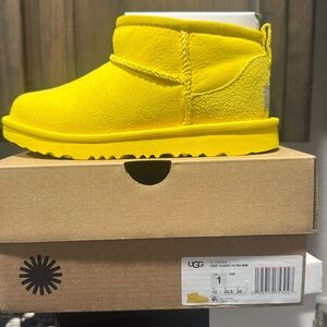 Brand New never worn cute uggs